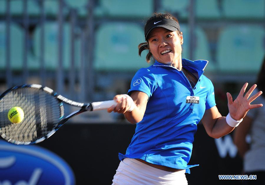 Li Na of China returns the ball during the third round of women's singles match against Chanelle Scheepers of South Africa at the Rome Masters tennis tournament in Rome, Italy, May 17, 2012. Li Na won 2-0 to enter the quarterfinals.