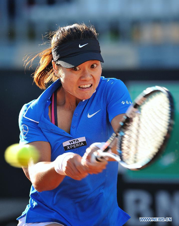 Li Na of China returns the ball during the third round of women's singles match against Chanelle Scheepers of South Africa at the Rome Masters tennis tournament in Rome, Italy, May 17, 2012. Li Na won 2-0 to enter the quarterfinals. 