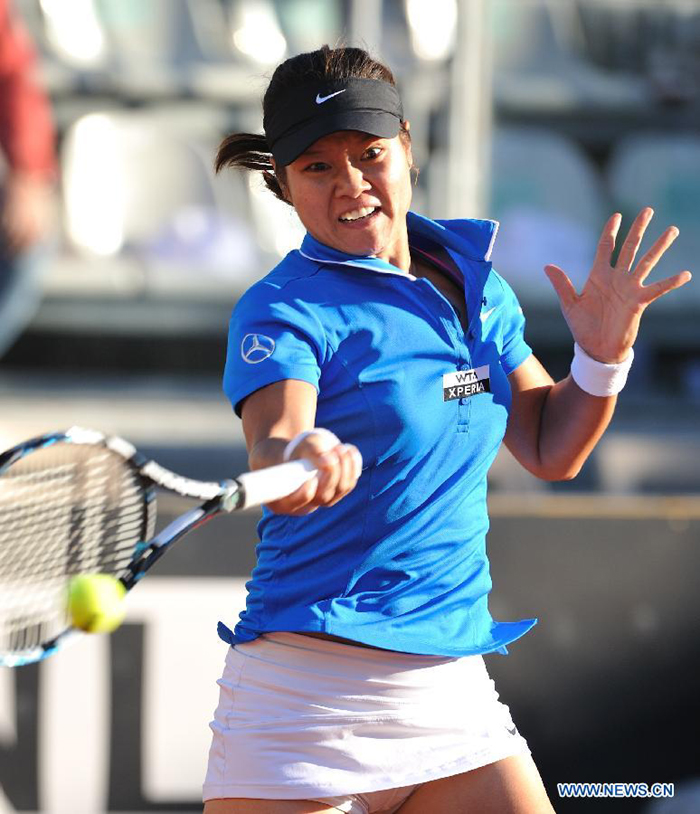 Li Na of China returns the ball during the third round of women's singles match against Chanelle Scheepers of South Africa at the Rome Masters tennis tournament in Rome, Italy, May 17, 2012. Li Na won 2-0 to enter the quarterfinals. 