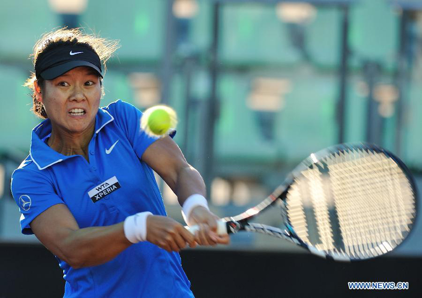 Li Na of China returns the ball during the third round of women's singles match against Chanelle Scheepers of South Africa at the Rome Masters tennis tournament in Rome, Italy, May 17, 2012. Li Na won 2-0 to enter the quarterfinals. 