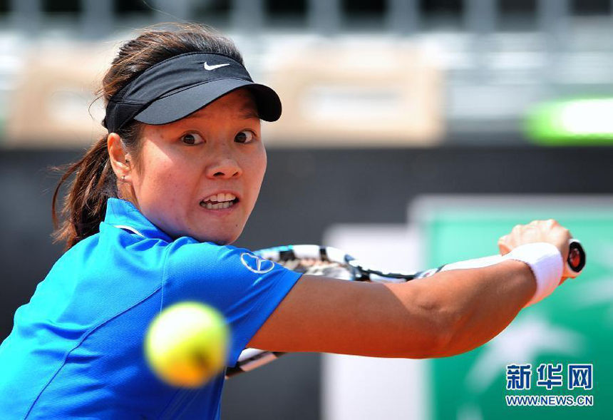 Li Na of China returns the ball during the third round of women's singles match against Chanelle Scheepers of South Africa at the Rome Masters tennis tournament in Rome, Italy, May 17, 2012. Li Na won 2-0 to enter the quarterfinals. 