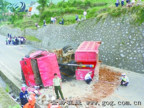 An unplated heavy-duty truck rolled over while making a turn on a road in Huangping county, Guizhou Province, at 4 p.m. Friday, crushing several students and other pedestrians.