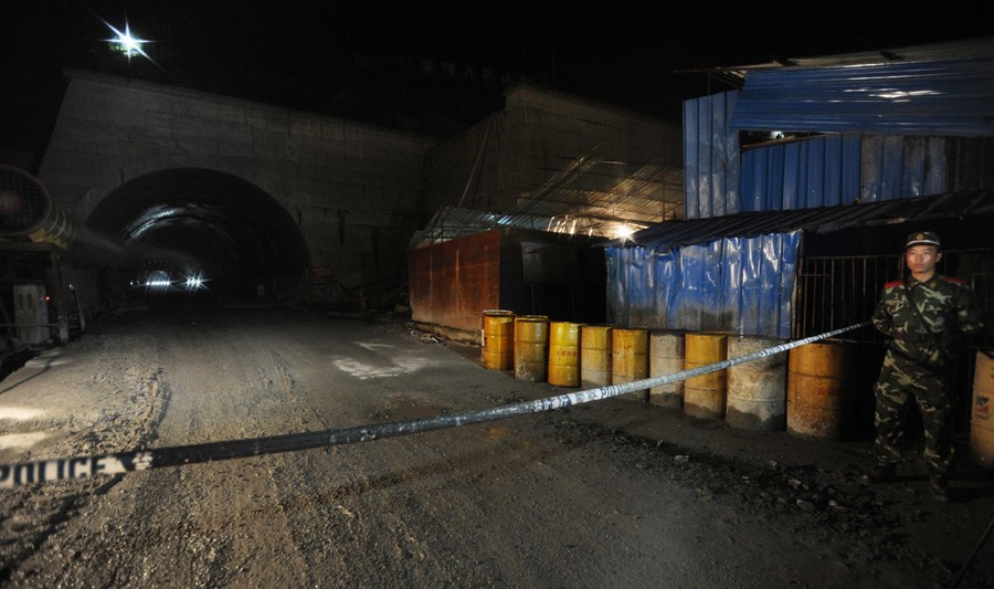 The entrance of the tunnel where a deadly explosion took place is cordoned off, in Yanling, central China's Hunan Province, May 20, 2012. Twenty people were killed in an explosion when a vehicle carrying explosives was unloading inside the under-construction expressway tunnel in Hunan Saturday morning. [Xinhua]