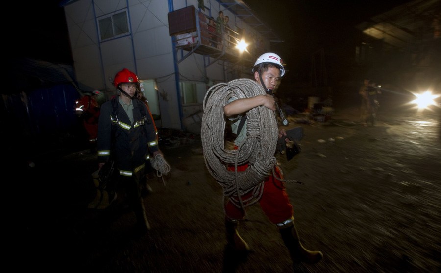 Rescuers work at the site of explosion in Yanling, central China's Hunan Province, May 20, 2012. Twenty people were killed in an explosion when a vehicle carrying explosives was unloading inside an under-construction expressway tunnel in Hunan Saturday morning. [Xinhua]