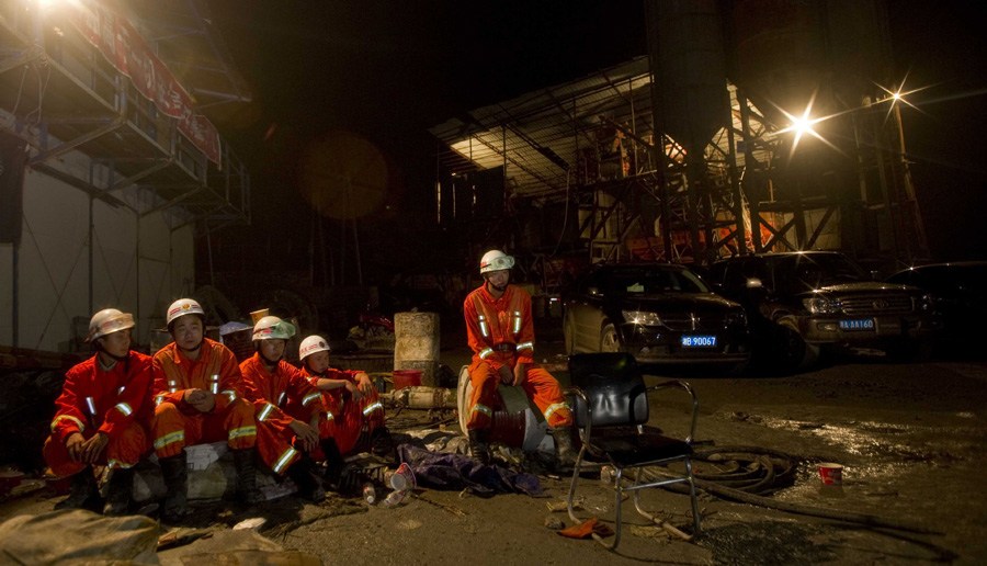 Rescuers take a rest at the site of explosion in Yanling, central China's Hunan Province, May 20, 2012. Twenty people were killed in an explosion when a vehicle carrying explosives was unloading inside an under-construction expressway tunnel in Hunan Saturday morning. [Xinhua]