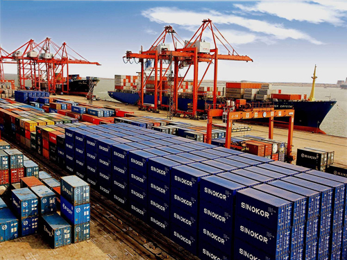 China's exports in the first four months edged up by 6.9 percent from the previous year, 20.5 percent lower than the growth in the first four months of 2011. [File photo]