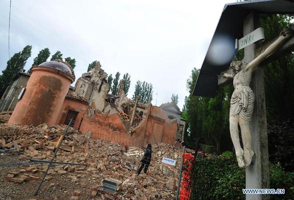 A collapsed oratory is seen at San Carlo in the Emilia-Romagna region, northern Italy, May 20, 2012. Death toll of a 5.9-magnitude earthquake that hit northern Italy in the early hours of Sunday morning has risen to 7. The quake also damaged many historic buildings in this area. [Wang Qingqin/Xinhua]
