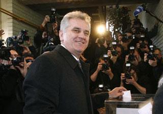 Serbian opposition candidate Tomislav Nikolic wins the presidential runoff on Sunday. 