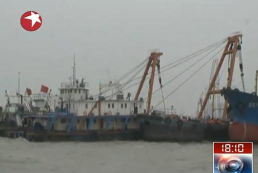 An oil leak was happend on last Friday along the south side of the Changxing Island where Qingcaosha Reservoir is located after a fuel ship was sinking in the area. [dragontv.cn]  