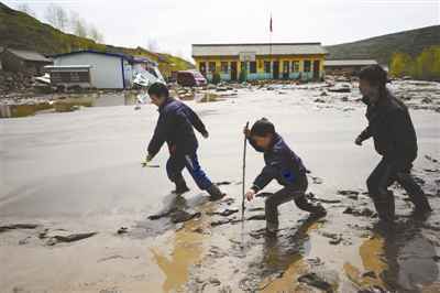 Pupils go to school in Minxian Country, Gansu after floods hit the area. [workercn.cn] 