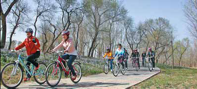 A cycling path along the Guihe river leads to the countryside of Yanqing. [Photo/China Daily]