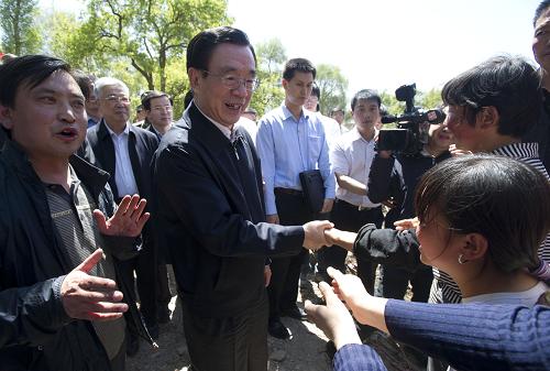 He Guoqiang(central), a member of the Standing Committee of the Political Bureau of the CPC Central Committee, visits storm-hit county Minxian.[Photo / Xinhua ]