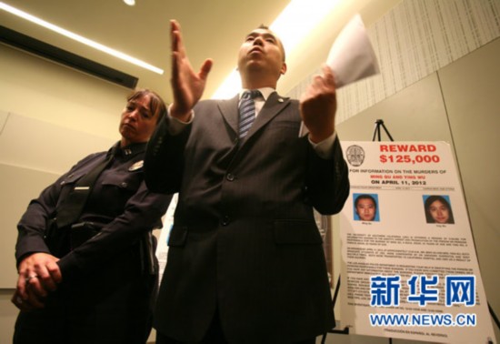 A Los Angeles police explains the murder case of two Chinese students to journalists. 