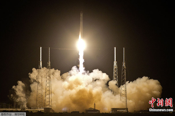 SpaceX's Falcon 9 rocket lifts off as it heads for space carrying the company's Dragon spacecraft from pad 40 at Cape Canaveral, Florida. Opening a new era in private space flight, the US company SpaceX became the first commercial outfit to launch its own craft toward the International Space Station. [Chinanews.com] 