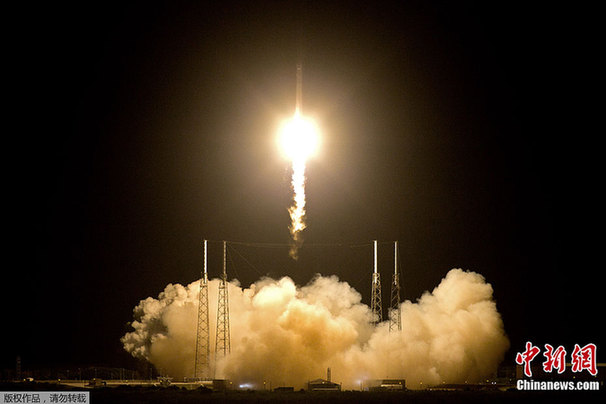 SpaceX's Falcon 9 rocket lifts off as it heads for space carrying the company's Dragon spacecraft from pad 40 at Cape Canaveral, Florida. Opening a new era in private space flight, the US company SpaceX became the first commercial outfit to launch its own craft toward the International Space Station. [Chinanews.com]