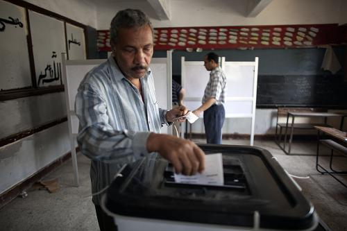 An Egyptian man casts his ballot inside a polling station in Cairo on May 23, 2012, during the country's historic presidential election, the first since a popular uprising toppled Hosni Mubarak.[Xinhua] 