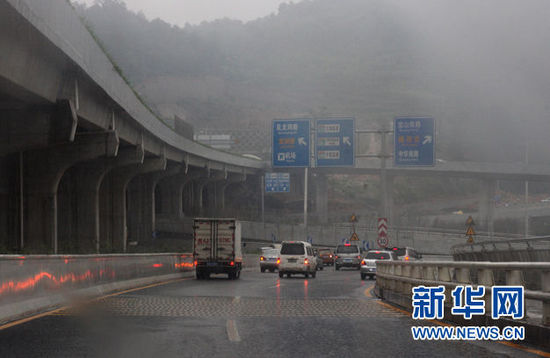 Heavy rainfall hit Guiyang, Guizhou Province on May 22, 2012. [Xinhua] 