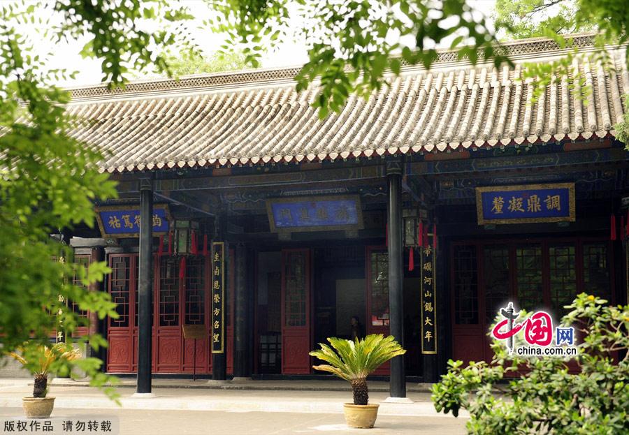 Located in the center of downtown Baoding, the office is a key cultural relic site under State protection. As the nation's only well-preserved provincial government office building of the Qing Dynasty, it has 105 rooms with the distinct features of a northern government office. Built in the Yuan Dynasty (1368-1644), Zhili Provincial Governor's Office served as a government office throughout the Ming and Qing dynasties and the early years of the Republic of China.