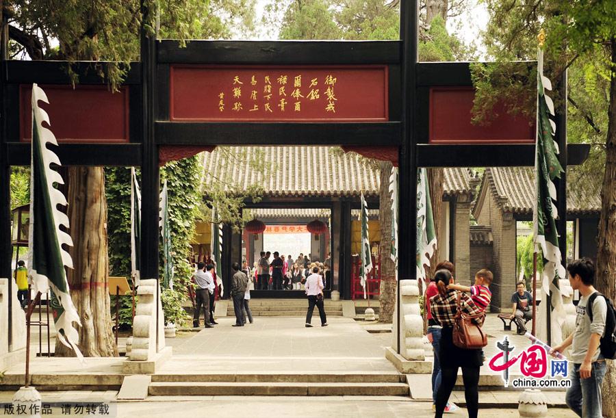 Located in the center of downtown Baoding, the office is a key cultural relic site under State protection. As the nation's only well-preserved provincial government office building of the Qing Dynasty, it has 105 rooms with the distinct features of a northern government office. Built in the Yuan Dynasty (1368-1644), Zhili Provincial Governor's Office served as a government office throughout the Ming and Qing dynasties and the early years of the Republic of China.