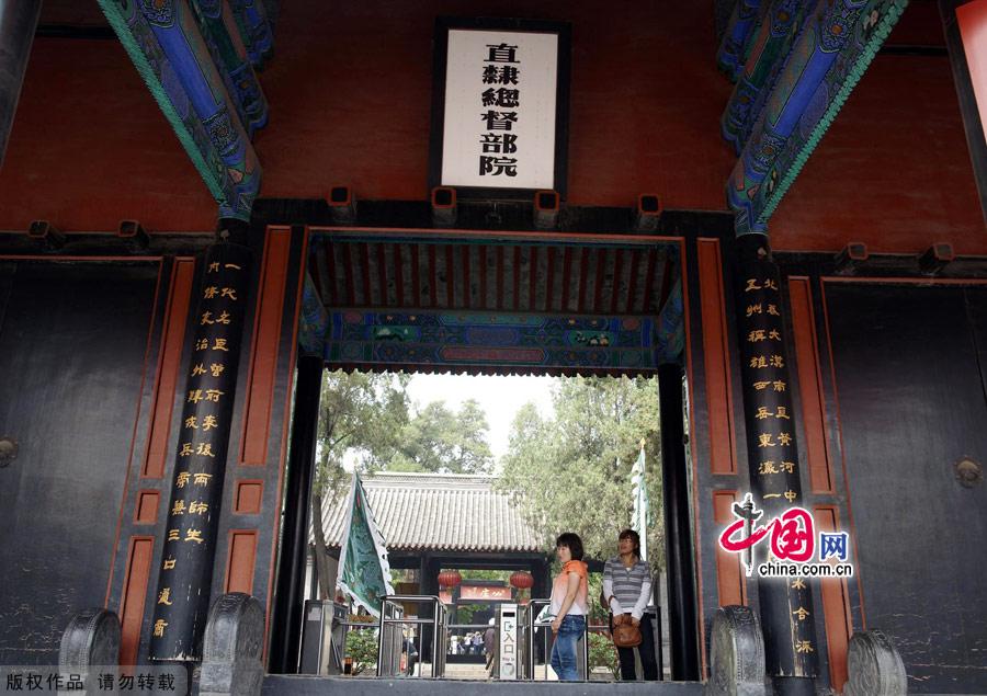 Located in the center of downtown Baoding, the office is a key cultural relic site under State protection. As the nation's only well-preserved provincial government office building of the Qing Dynasty, it has 105 rooms with the distinct features of a northern government office. Built in the Yuan Dynasty (1368-1644), Zhili Provincial Governor's Office served as a government office throughout the Ming and Qing dynasties and the early years of the Republic of China.