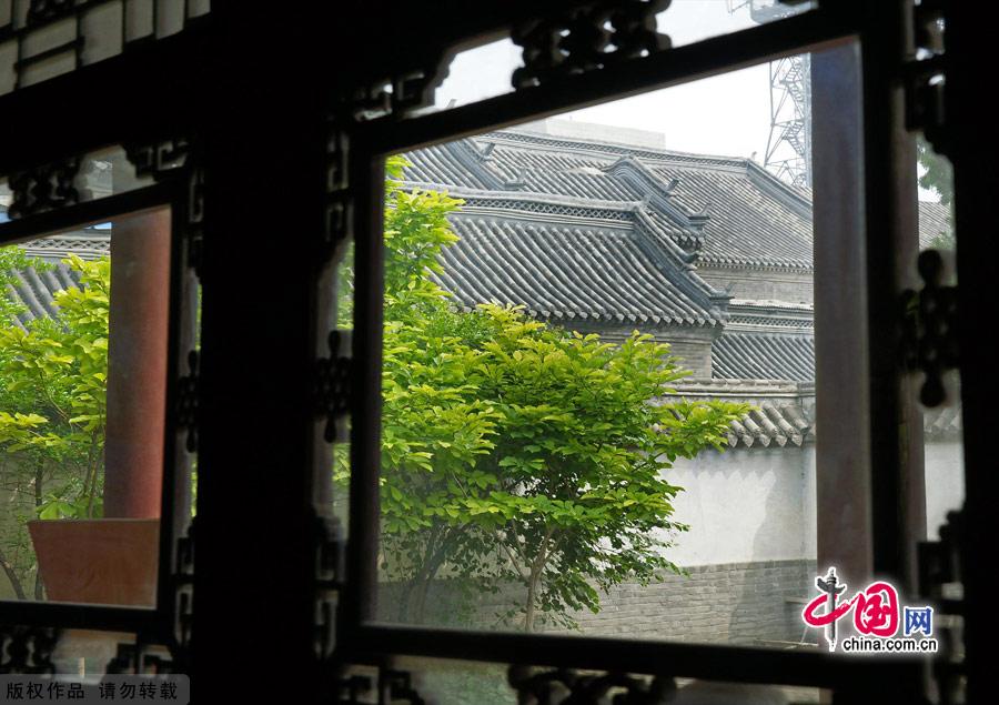 Located in the center of downtown Baoding, the office is a key cultural relic site under State protection. As the nation's only well-preserved provincial government office building of the Qing Dynasty, it has 105 rooms with the distinct features of a northern government office. Built in the Yuan Dynasty (1368-1644), Zhili Provincial Governor's Office served as a government office throughout the Ming and Qing dynasties and the early years of the Republic of China.