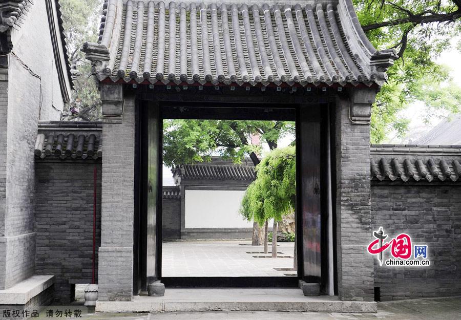 Located in the center of downtown Baoding, the office is a key cultural relic site under State protection. As the nation's only well-preserved provincial government office building of the Qing Dynasty, it has 105 rooms with the distinct features of a northern government office. Built in the Yuan Dynasty (1368-1644), Zhili Provincial Governor's Office served as a government office throughout the Ming and Qing dynasties and the early years of the Republic of China.