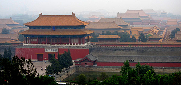 The Forbidden City stretches out into the distance, as seen from the peaks of Jingshan Park. Photo for CRI by William Wang, May 2012.