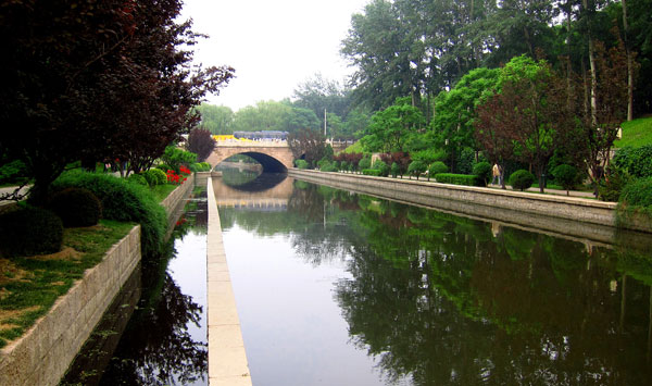 Reflections in Yuan Dadu's 9 km canal. Photo by William Wang for CRI, May 2012.