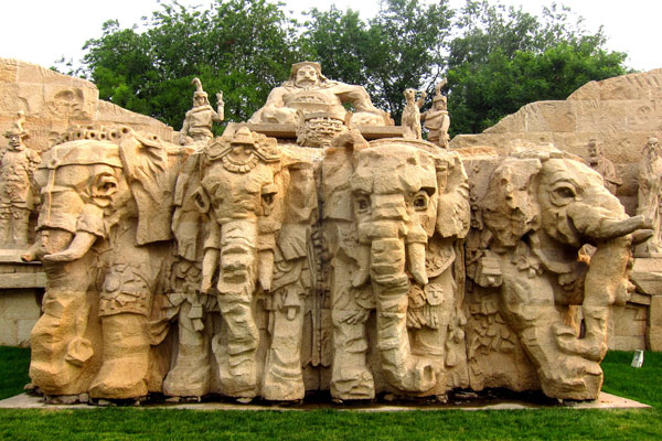 Kublai Khan poses for photos along with his four imperial elephants. Photo by William Wang for CRI, May 2012.