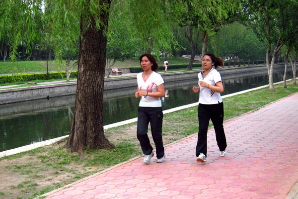 Yuan Dadu is clearly the park of choice for runners in Beijing. Photo by William Wang for CRI, May 2012.