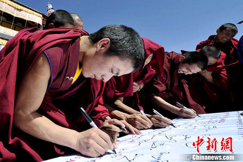 1,000 Tibetan monks, nuns sign motherland petition.[ Photo/ Chinanews.com ] 