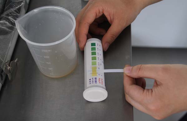 Inspectors test the cooking oil at a restaurant in Boxing county, Binzhou city, Shandong province, on May 14. [ Photo / Xinhua ]