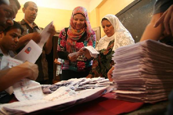 Officials count the votes at a polling station in Cairo on May 24, 2012, after polls closed in country's landmark presidential election. Around 50 million eligible voters were called to cast their ballots today in 13,000 polling stations around the country. [XINHUA/STR]