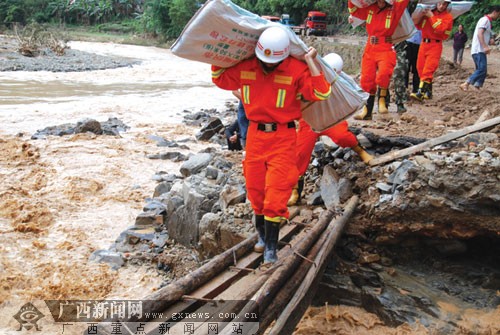 Rescue team helps local people cope with the flood in Lingyun County, Guizhou Province, where suffered from heavy rainfall from May 20 to 22, 2012. [gxnews.com.cn] 