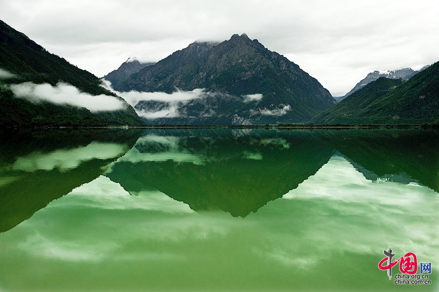 Linzhi, or Nyingchi, often referred to as the throne of the sun in Tibetan by locals, is indeed where the sun rises every day compared to other places in Tibet. Located in the lower reaches of Yarlung Zangbo River of the southwestern Tibet Autonomous Region, Linzhi is blessed with a semi-humid climate and fascinating scenery. 