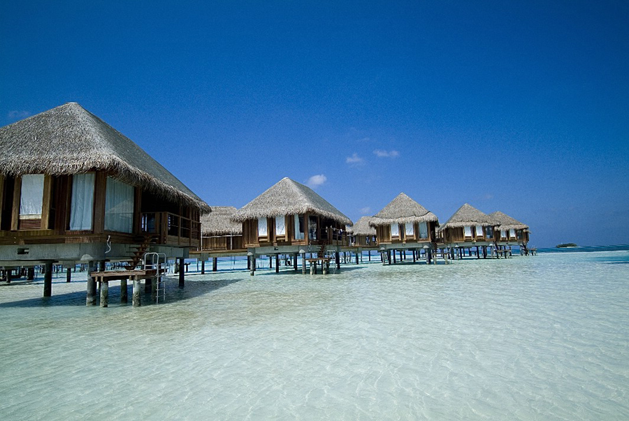 The Maldives Islands, is located in the sea about 650 kilometers south of Sri Lanka, with more than 1,000 islands from north to south through the equator tandem to form a long strip of reef island group. Maldives is a King Island. Local indigenous villages are not to be missed as tourist projects. 