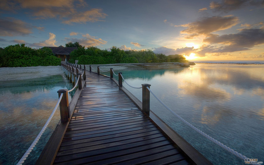 The Maldives Islands, is located in the sea about 650 kilometers south of Sri Lanka, with more than 1,000 islands from north to south through the equator tandem to form a long strip of reef island group. Maldives is a King Island. Local indigenous villages are not to be missed as tourist projects. 