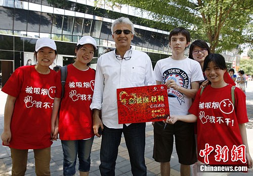 More than 100 volunteers took to the streets Saturday in Beijing, wearing T-shirts that bear the words 'Say No to Second-hand Smoke' in an effort to bring awareness to the public about the harm of second-hand smoking.
