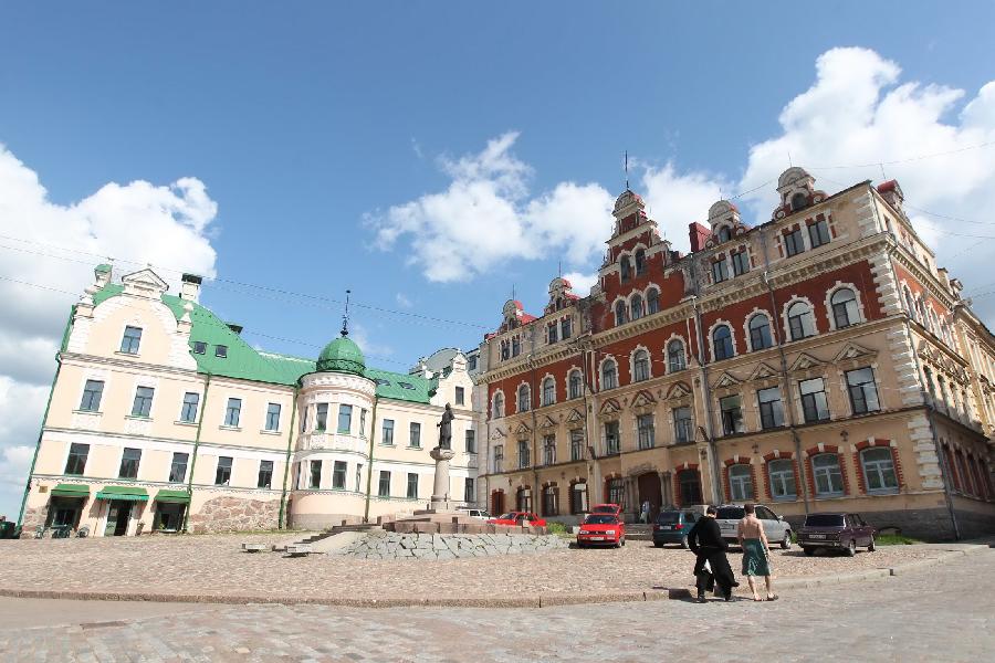  Two men walk on a street in Vyborg City in northwestern Russia May 26, 2012. (Xinhua/Lu Jinbo) 