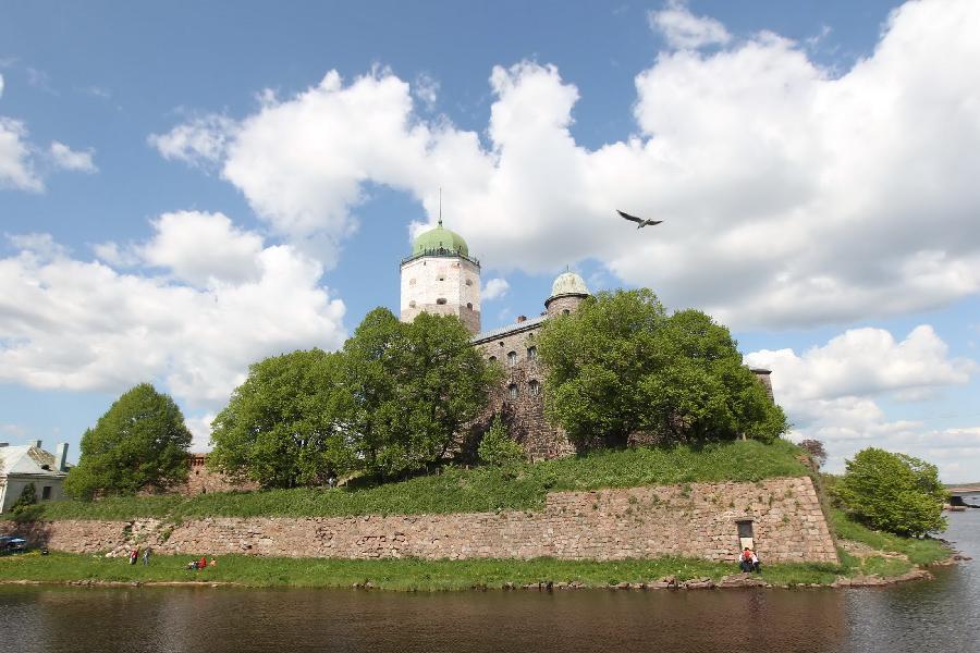 The old castle of Vyborg City is seen in northwestern Russia May 26, 2012. (Xinhua/Lu Jinbo) 