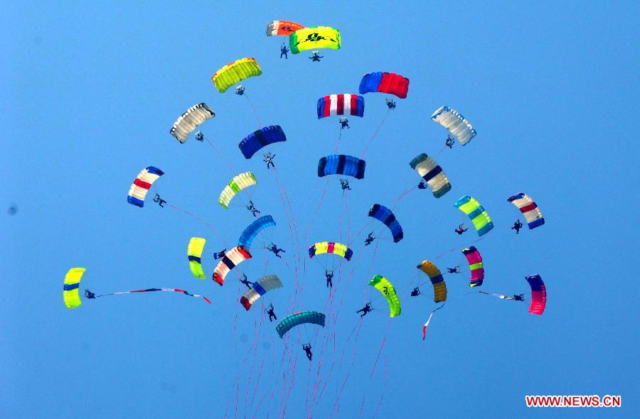 The parachutists fanned out in the air during a show at the 4th China (Anyang) International Aviation Sports Festival in Anyang, central China's Henan Province, May 26, 2012. The festival kicked off here on Saturday, with the participation of more than 400 aviation sports amateurs all over the world. (Xinhua/Zhu Xiang) 