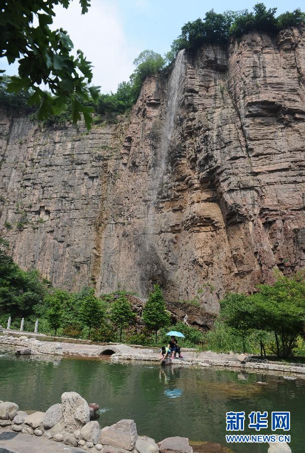 Photo taken on May 25, 2012 shows the scenery of Taihang Grand Canyon in Changzhi City, north China's Shanxi Province. With various shapes of high cliffs, peaks and hills, the 50-kilometer-long canyon presents a unique scenery of mystery. [Photo News.cn]