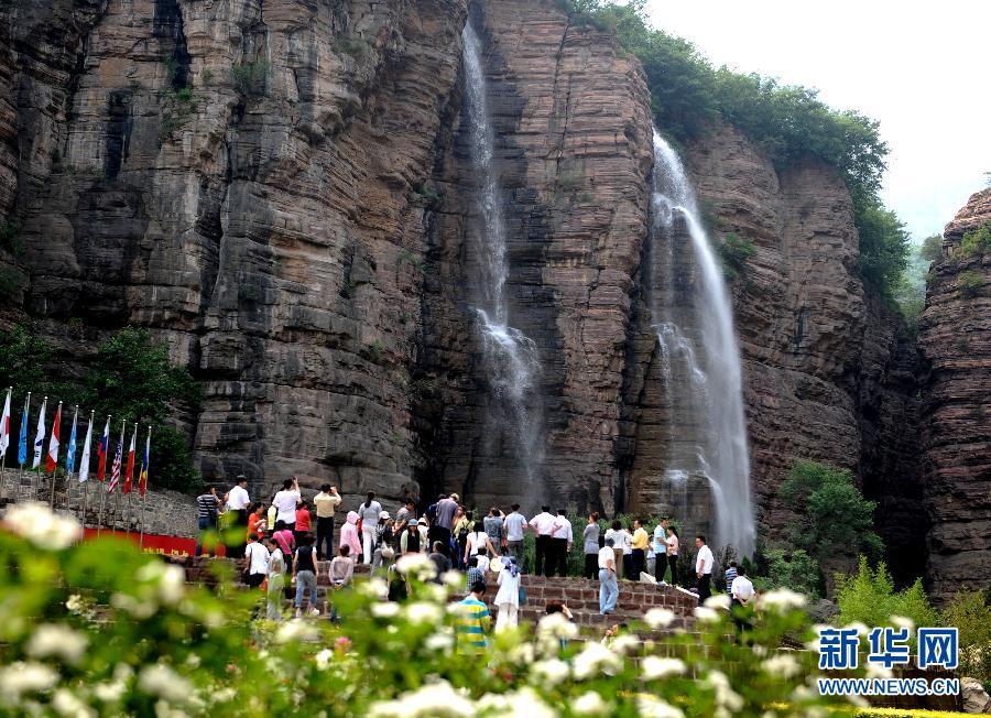 Photo taken on May 25, 2012 shows the scenery of Taihang Grand Canyon in Changzhi City, north China's Shanxi Province. With various shapes of high cliffs, peaks and hills, the 50-kilometer-long canyon presents a unique scenery of mystery. [Photo News.cn]