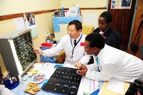 Chinese doctor Wang Liqun works at a hospital in Lilongwe, capital of Malawi, on April 3 [Ding Haitao] 