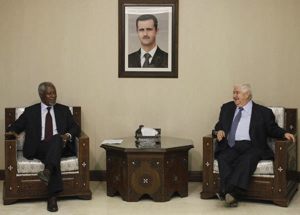 Syria's Foreign Minister Walid al-Moualem (R) meets UN-Arab League envoy Kofi Annan in Damascus May 28, 2012. [Agencies] 