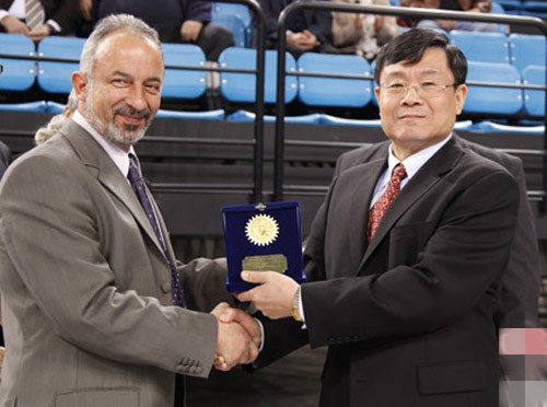 Mr.Du Qiwen, Chinese Ambassador to Greece, is receiving a medal of hornor from  Greece Wushu Association.