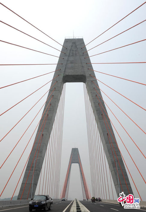 Dingziwan Cross-Sea Bridge starts in service in Shandong