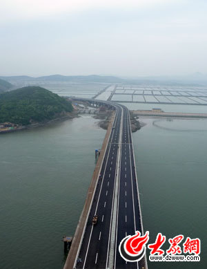 Dingziwan Cross-Sea Bridge starts in service in Shandong