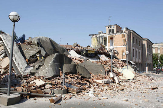 A collapsed building is seen in Cavezzo near Modena May 29, 2012. [Agencies] 