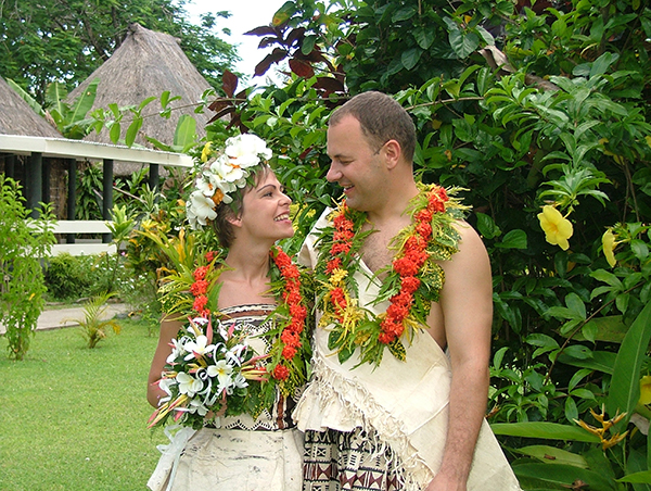 Ardent Couchsurfers Magda and Mariusz Majewski love to travel - they didn't even stay home for their wedding, which was in Fiji. Provided to China Daily